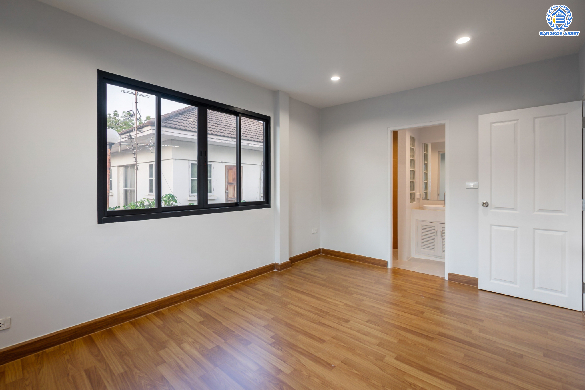 บ้านมือสองตกแต่งใหม่ ม.ชัยพฤกษ์ บางบัวทอง บ้านเดี่ยว หลังมุม แบรนด์ LH เนื้อที่ 92.3 ตร.ว. ฟังก์ชัน 3 ห้องนอน 4 ห้องน้ำ 1 ห้องแม่บ้าน จอดรถได้ถึง 3 คัน มีพื้นที่บริเวณบ้านกว้างขวางกว่า 195 ตร.ม. พร้อม Facilities ครบครัน บนทำเลเดินทางสะดวก ติดถนนบางกรวย-ไทรน้อย ใกล้เซ็นทรัลเวสต์เกต และรถไฟฟ้าสายสีม่วง "สถานีบางพลู"